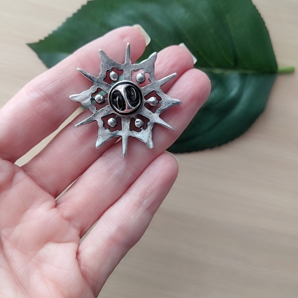 Starburst brooch BNIP celestial star pin - Picture 2 of 3